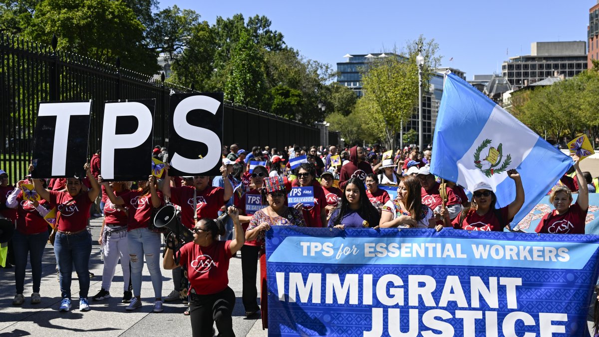 Gobierno de Biden extiende el TPS para más de 200,000 salvadoreños