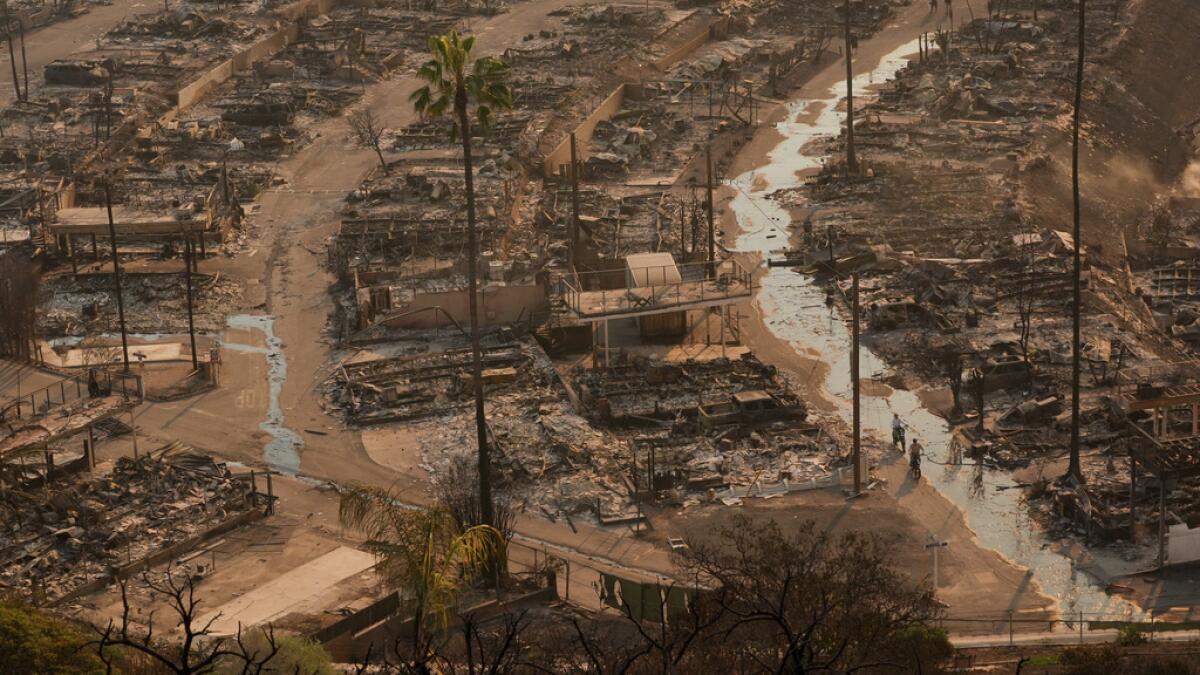 Los bomberos esperan un respiro de los vientos feroces que alimentan los incendios en Los Ángeles