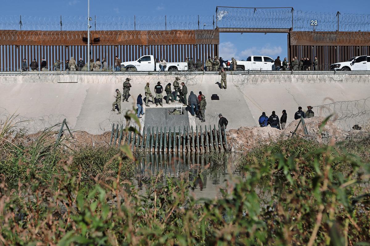 Descubren túnel usado por migrantes abajo del muro