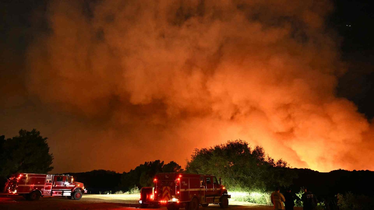 Captan momento en el que camiones de bomberos huyen de las llamas de un feroz incendio en California, Estados Unidos | NTN24.COM