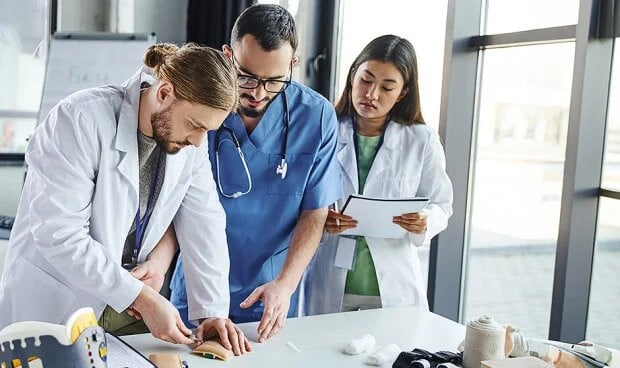 El 'ojo de águila', la técnica para estudiar Medicina con más profundidad