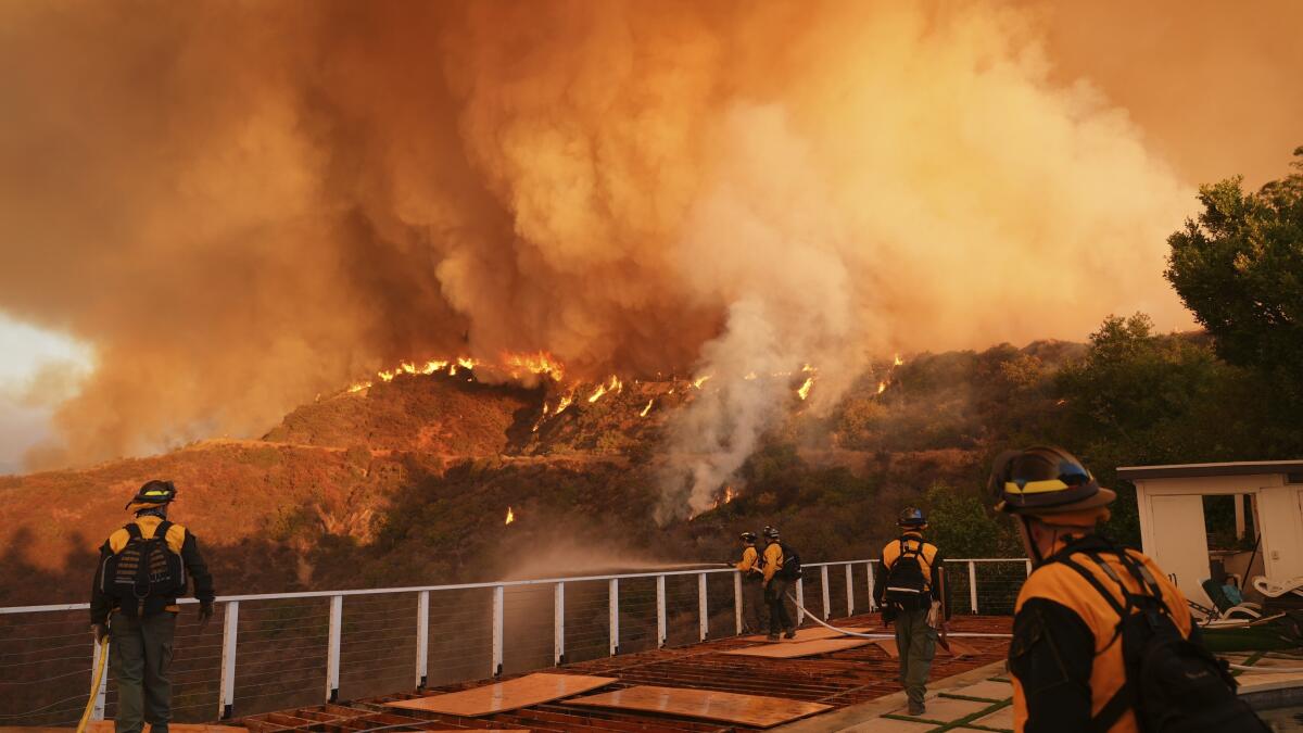 Bomberos luchan por contener incendios en Los Ángeles ante el regreso de vientos