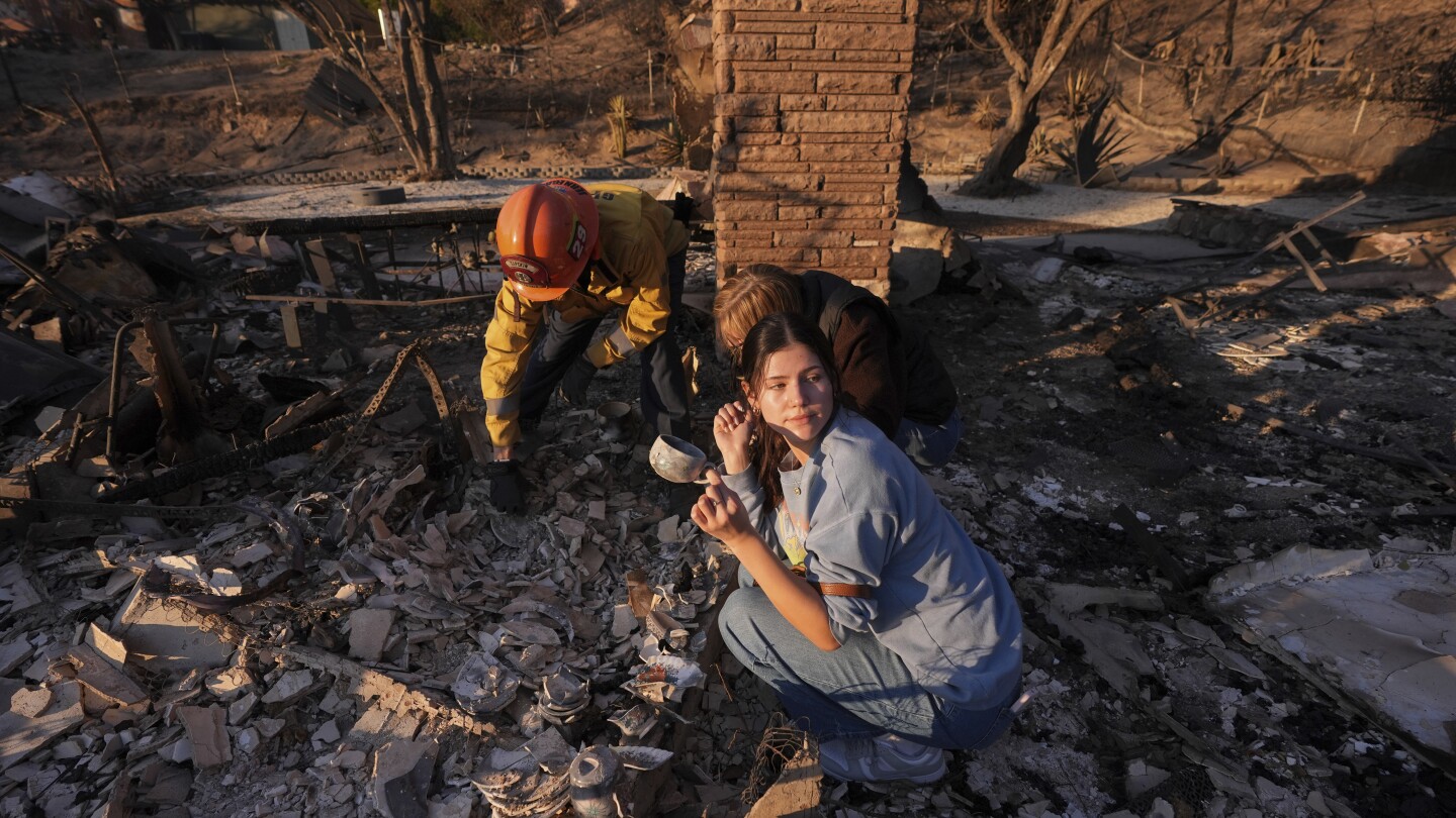 Suben los muertos por fuego en Los Ángeles mientras equipos tratan de salvar casas y otros edificios