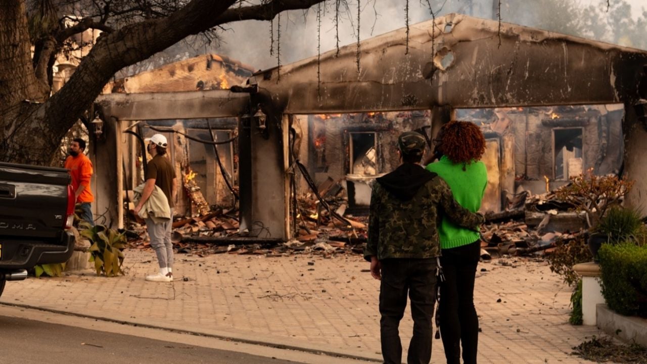 “No es necesario ser estadounidense para ayudar”: migrantes latinos combaten incendios en Los Ángeles