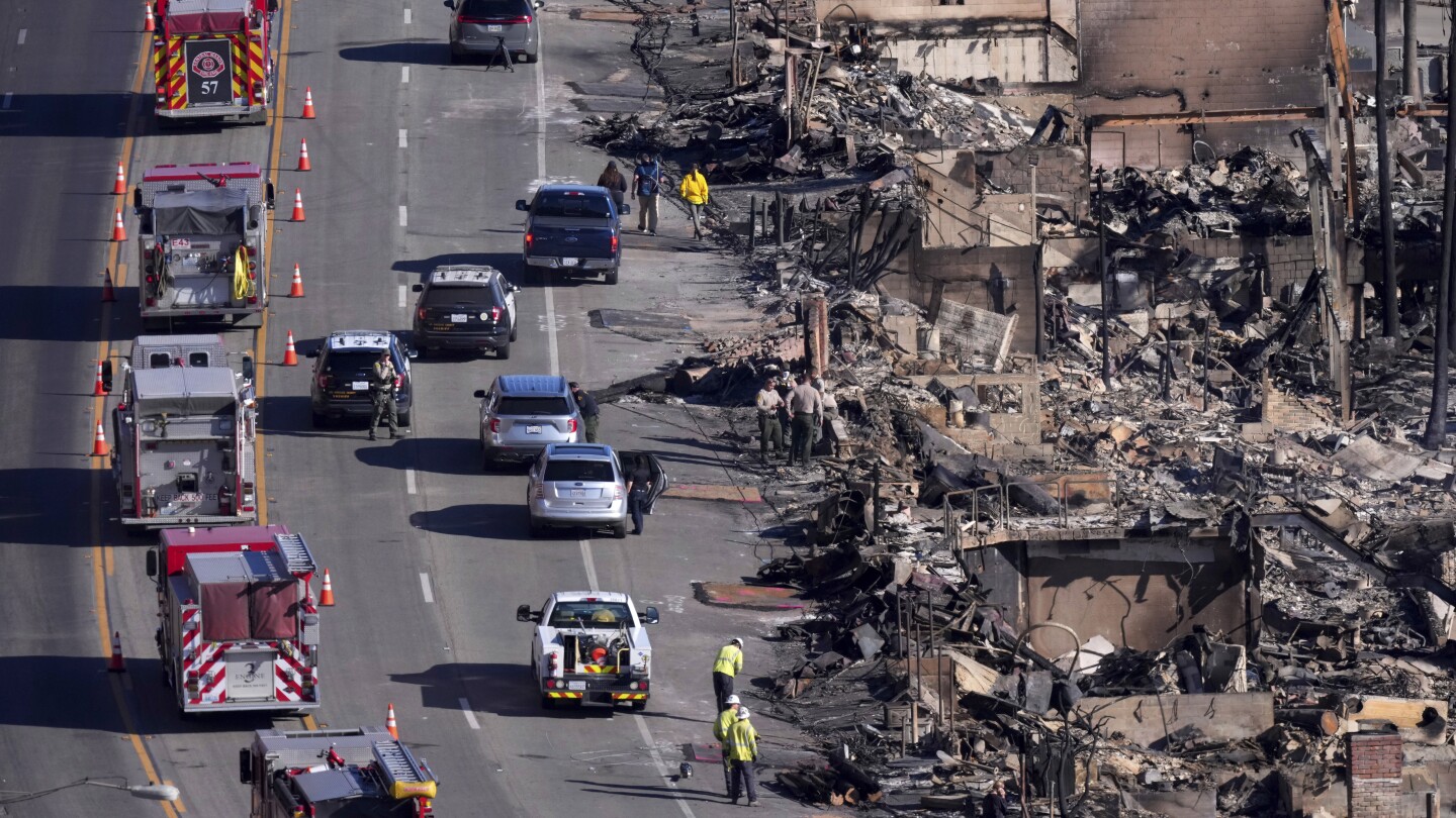 Los bomberos en Los Ángeles combaten el fuego y se preparan para más vientos intensos