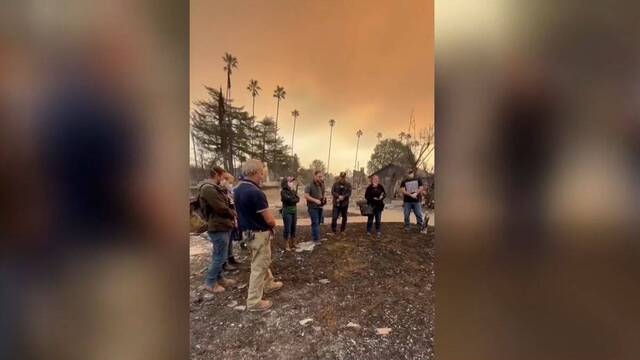 Impresionante reacción, cantando el Regina Coeli, de una familia ante su casa quemada en Los Ángeles