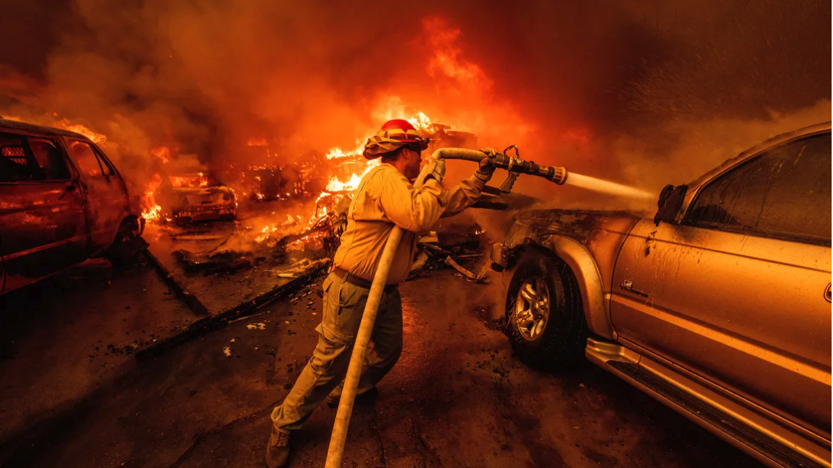 Los incendios en Los Ángeles muestran lo mucho que California tiene que perder si Trump retiene la ayuda por desastres