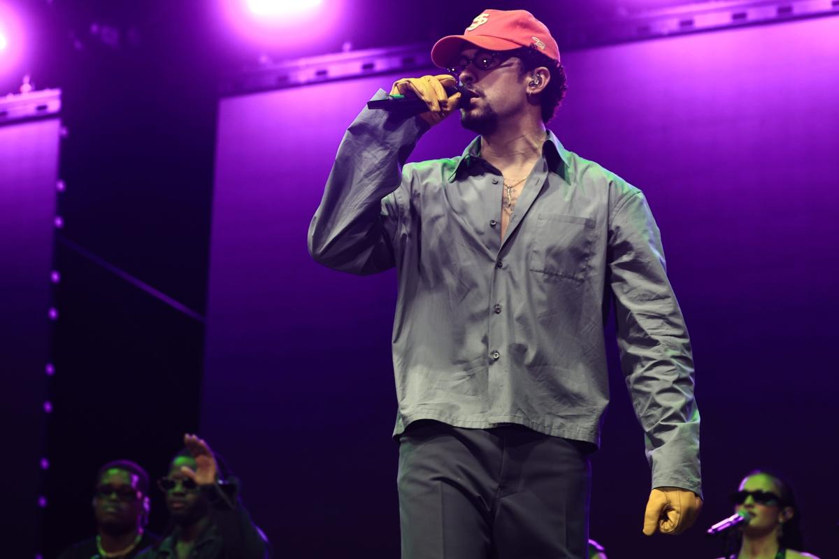 Bad Bunny sorprende a Nueva York con conciertos en el metro y en un club latino