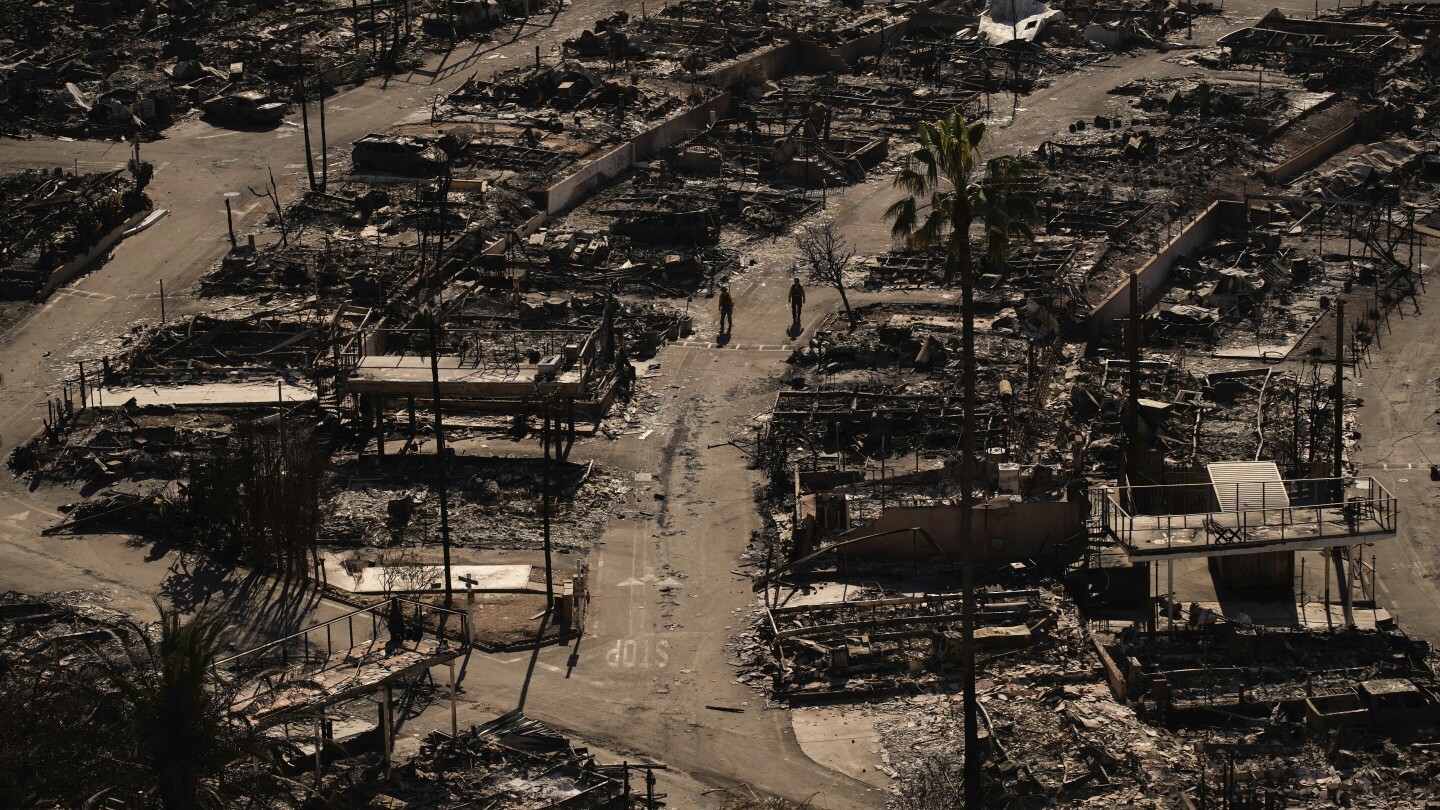 Se prevén más vientos que amenazarán el combate a los incendios en Los Ángeles