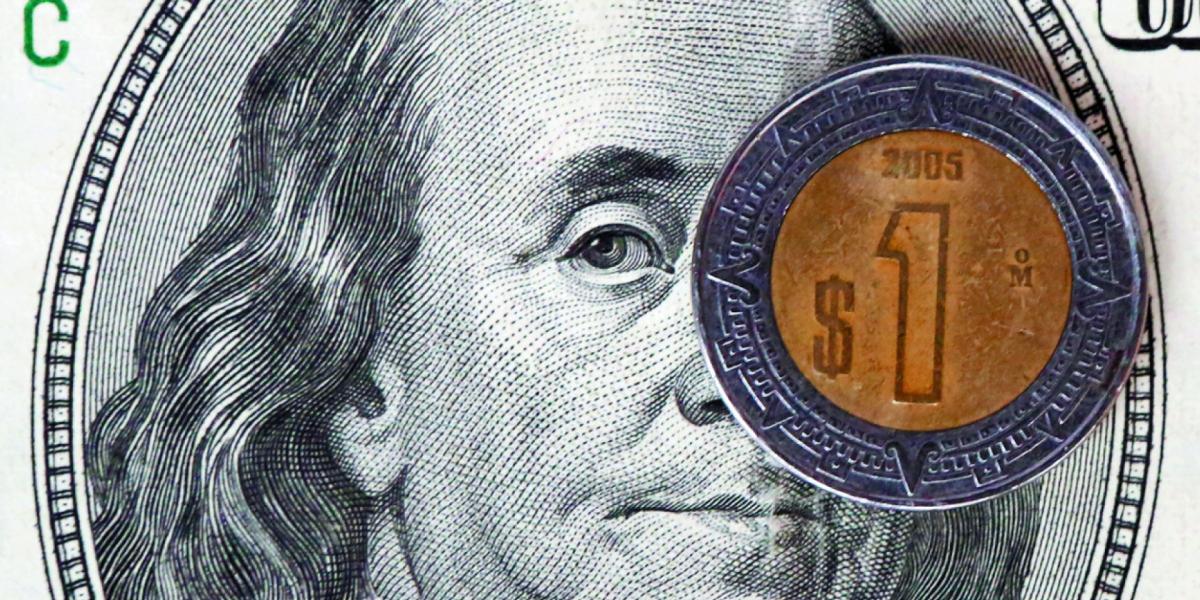 Peso mexicano retrocede ante las apuestas de pocos recortes a tasas de la Fed