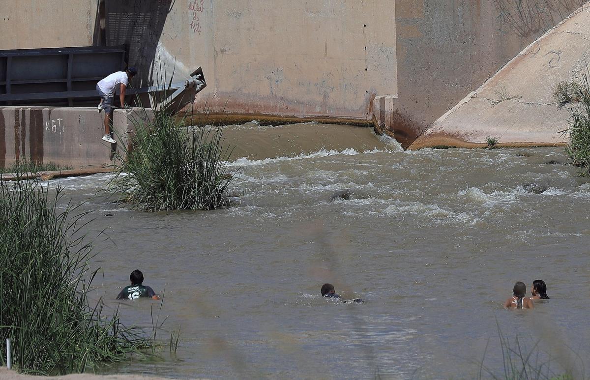 Aumentan cruces irregulares de migrantes en la frontera de EE.UU. ante la llegada de Trump