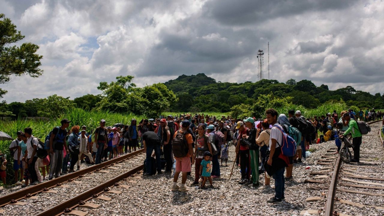 Cruces irregulares de migrantes en la frontera de EU aumentan ante llegada de Trump