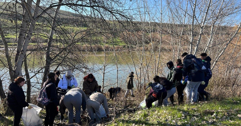 Una patrulla ambiental de 250 estudiantes limpia el entorno del río en Córdoba