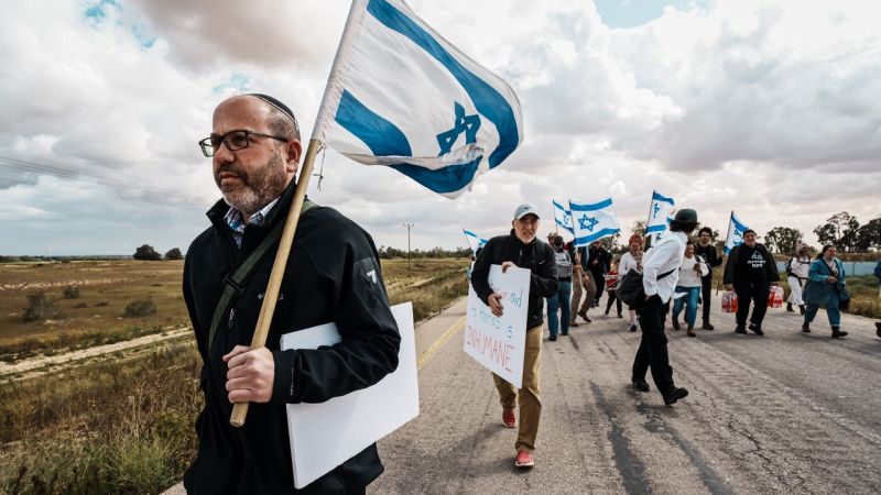 Una pequeña minoría de familias de rehenes israelíes no quiere un acuerdo con Gaza. Estas son las razones | CNN