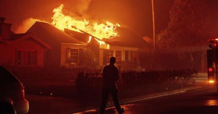 Residentes afectados por incendios en el área de Los Ángeles no volverán a casa pronto