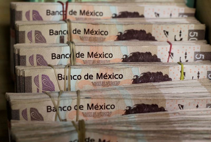 Peso mexicano lidera pérdidas entre monedas latinoamericanas, foco se desplaza a Trump