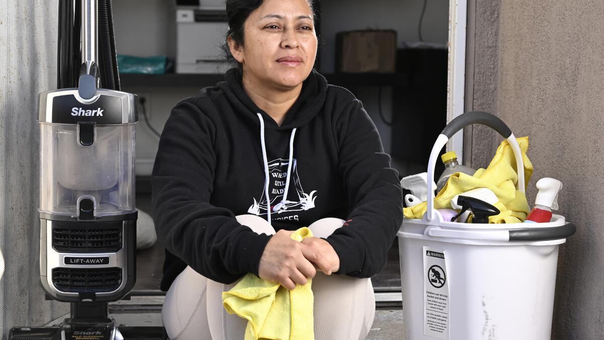 Estos jardineros, amas de casa y niñeras mantuvieron a Pacific Palisades en marcha. El fuego se llevó sus trabajos