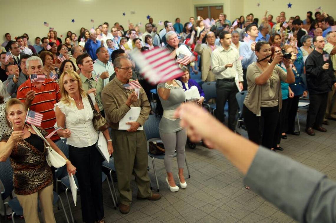 Nuevos ciudadanos americanos: Biden cierra su presidencia con un récord para inmigrantes en EEUU