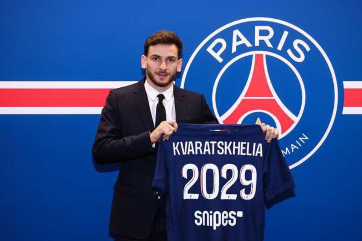 El PSG paga 70 millones de euros al Nápoles y ficha a Kvaratskhelia