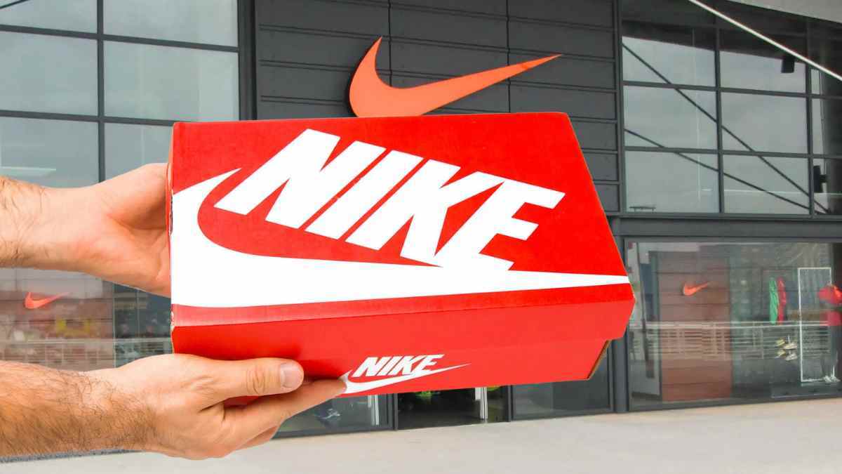 Las zapatillas negras de Nike que nos arrepentiremos si no la compramos en rebajas