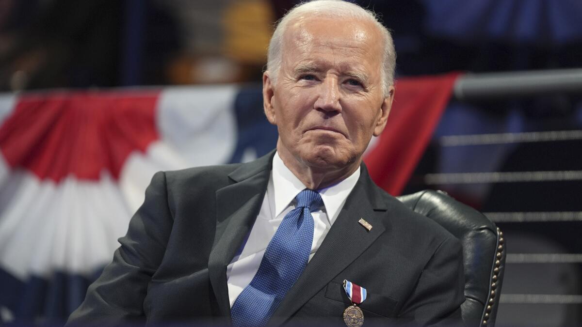 Biden establece récord al conmutar penas de casi 2.500 condenados por delitos de drogas no violentos