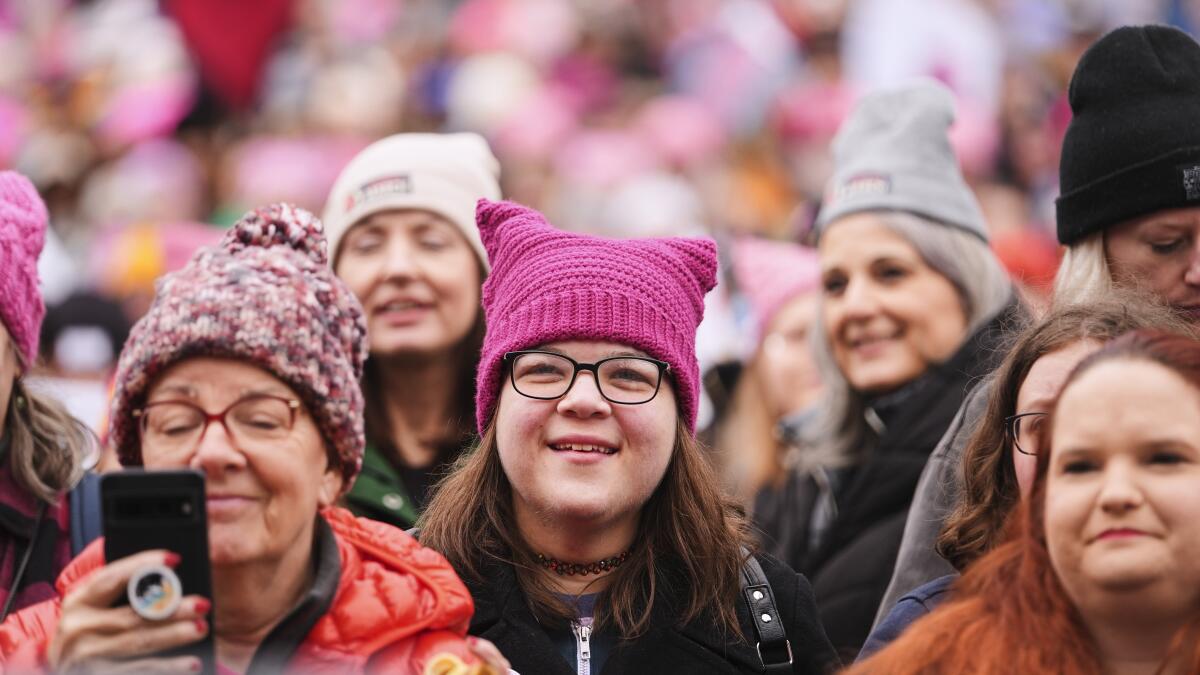 Decenas de miles de personas protestan en Washington días antes de que Trump asuma el cargo