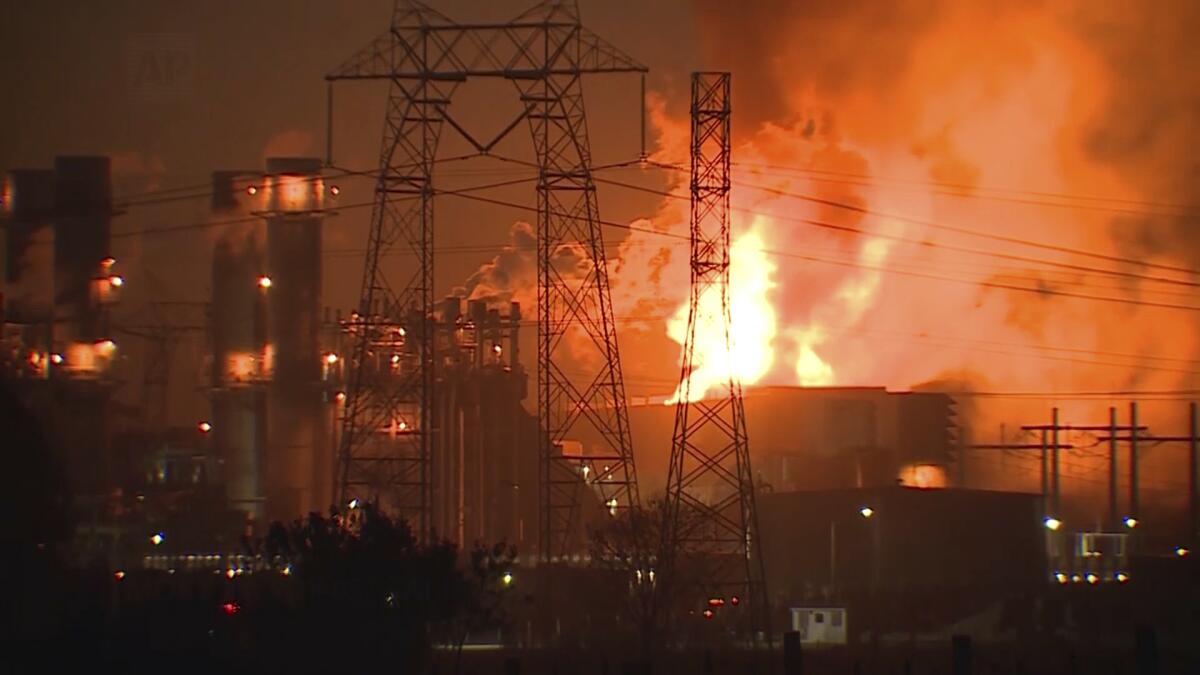 Incendio en una de las plantas de baterías más grandes del mundo provoca evacuaciones en California