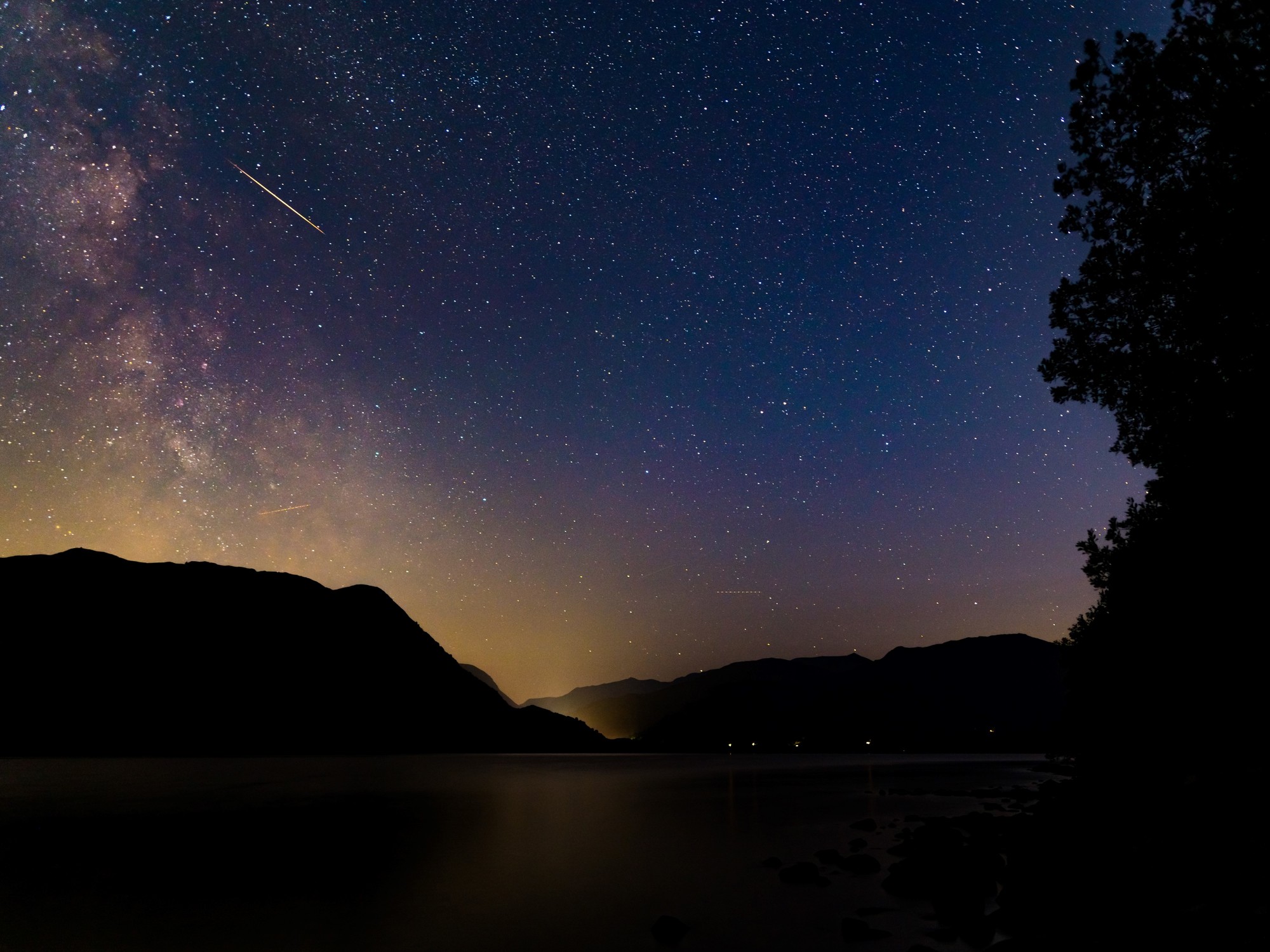 Un meteorito es captado en cámara mientras se estrella frente a una puerta de entrada