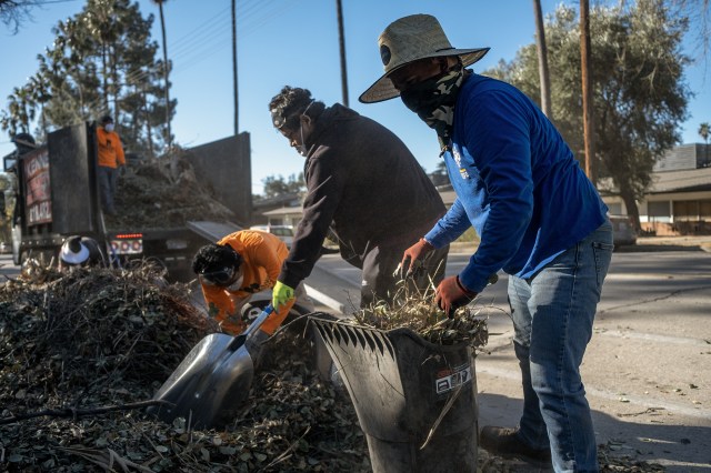 Los trabajadores inmigrantes pronto limpiarán tras los incendios, ¿podrá California mantenerlos seguros de cenizas y toxinas?