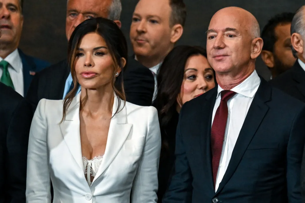 El comentado escotazo de Lauren Snchez, novia de Jeff Bezos, en la toma de posesin de Donald Trump