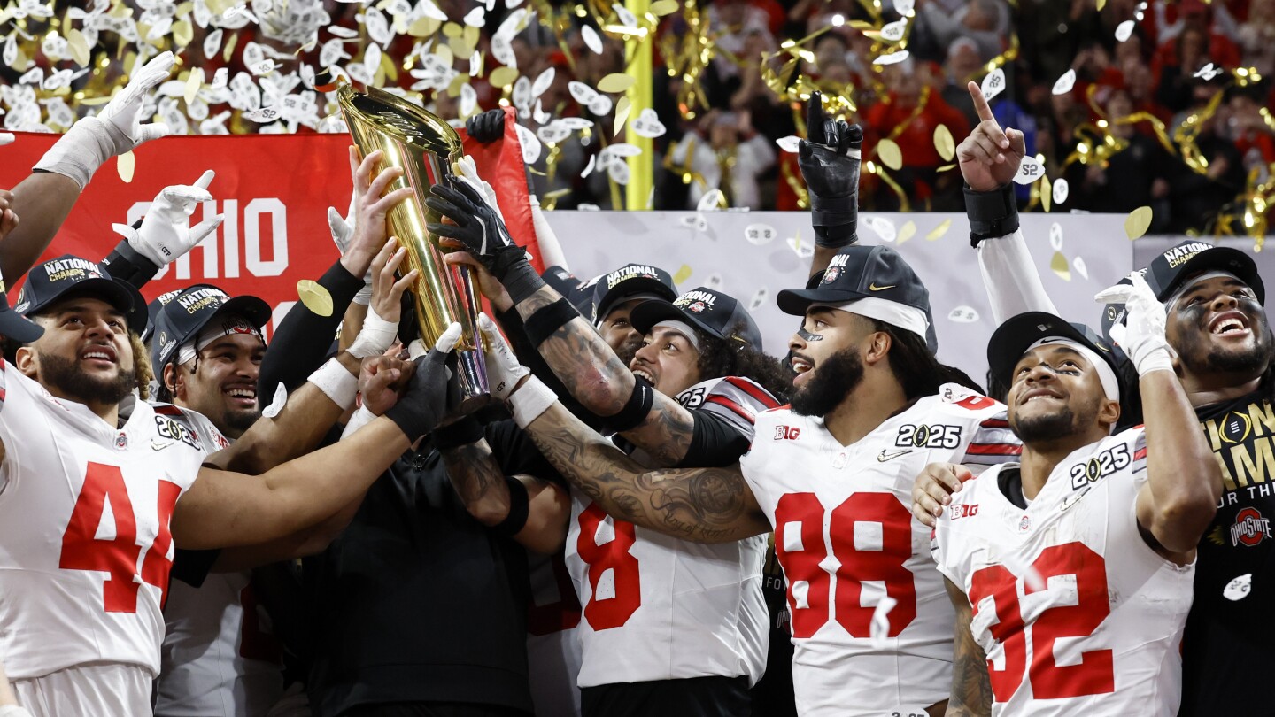 Ohio State gana primer título nacional desde 2014 al superar 34-23 a Notre Dame