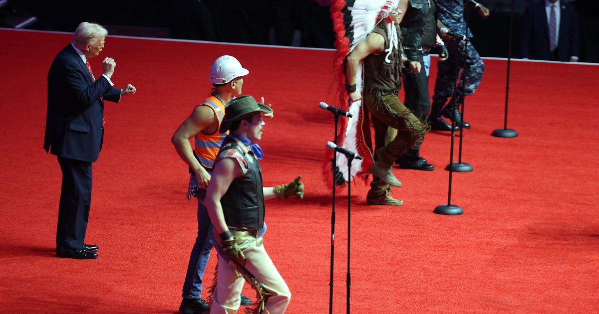 Grupo Village People hace bailar a Trump al ritmo de “Y.M.C.A.”