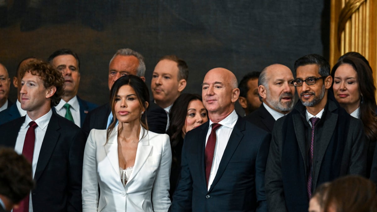 novia-de-jeff-bezos-causa-revuelo-con-su-atuendo-en-la-toma-de-posesion-de-trump