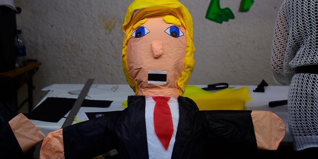 Donald Trump: activistas queman piñata con su imagen en Ciudad de México