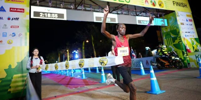 Un atleta keniano gana un maratón en Tailandia en sandalias de dedo y bate su marca personal