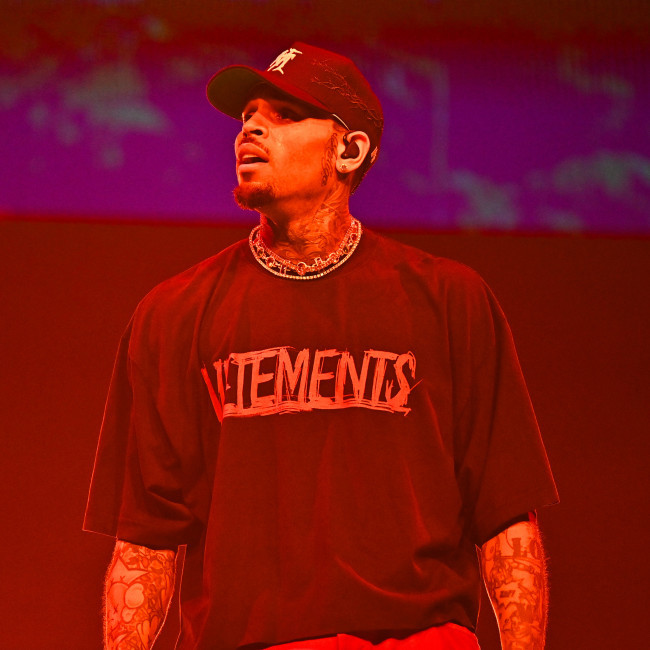 Chris Brown demanda a Warner Bros por 500 mdd por las acusaciones de agresión sexual