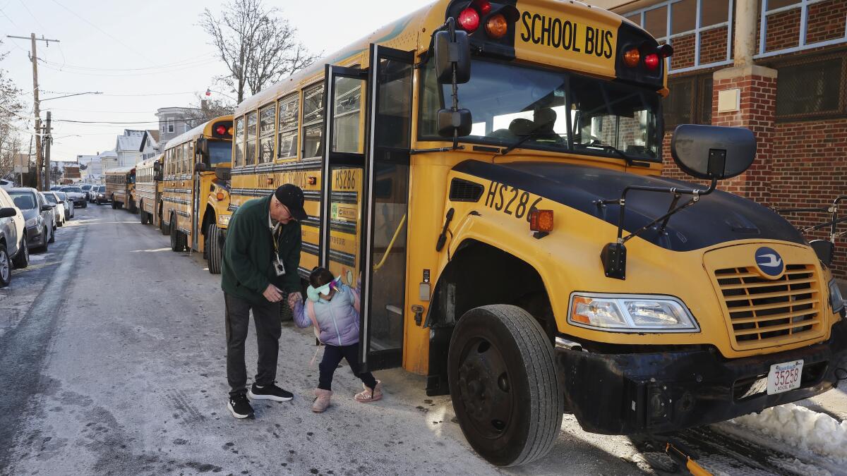 Acciones de Trump hace que familias migrantes evalúen el riesgo de enviar a sus hijos a la escuela