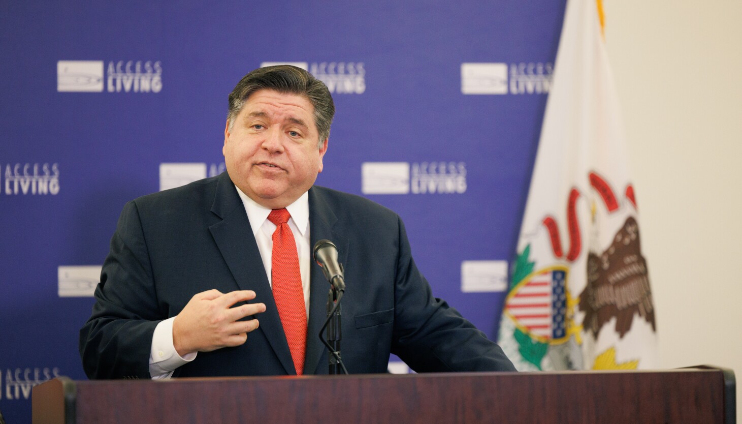 No hubo redadas de inmigración el martes en Chicago, pero Pritzker dice que el objetivo son ‘2,000 personas’