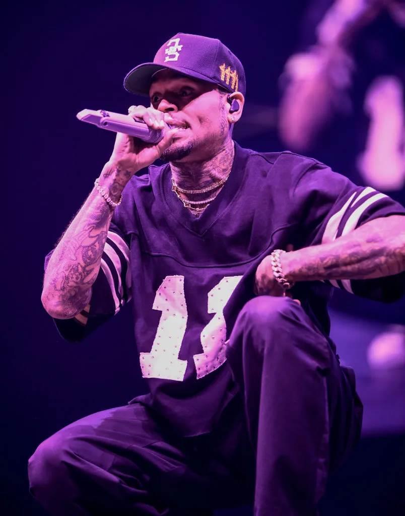 Chris Brown demanda a Warner acusarlo de abuso sexual en documental