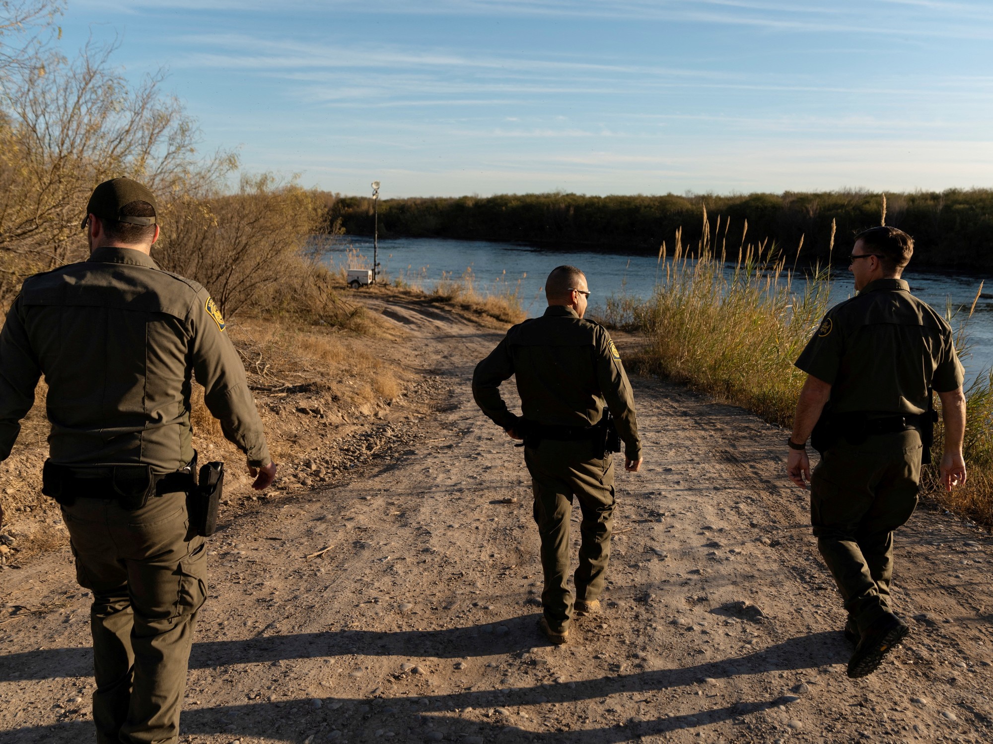 Trump analiza enviar 10 mil soldados más a la frontera con México y el Congreso aprueba la ley para la detención de inmigrantes