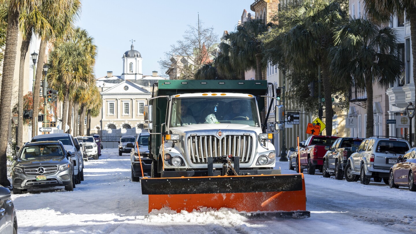 Ciudades del sur de EEUU se las ingenian para eliminar nieve y hielo tras inusual tormenta invernal