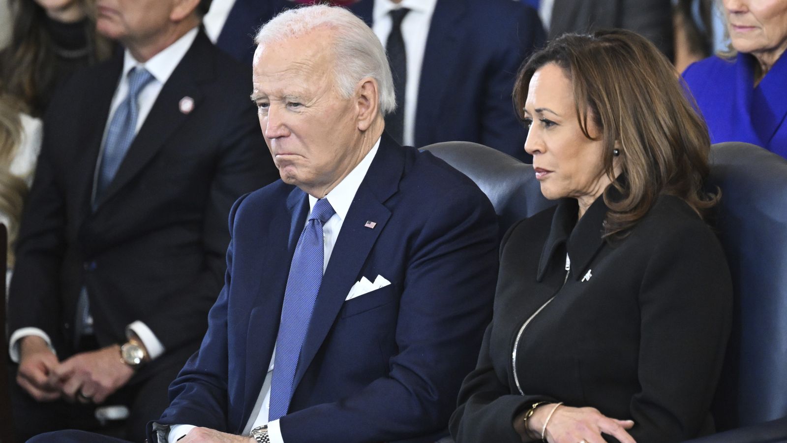 Biden otorga indultos de último minuto a familiares y miembros del Comité del 6 de enero, conmuta la sentencia de Leonard Peltier