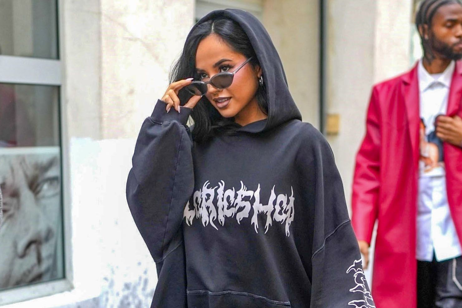 becky-g-sexy-en-paris-con-look-de-botas-largas-y-hoodie-¡wow!