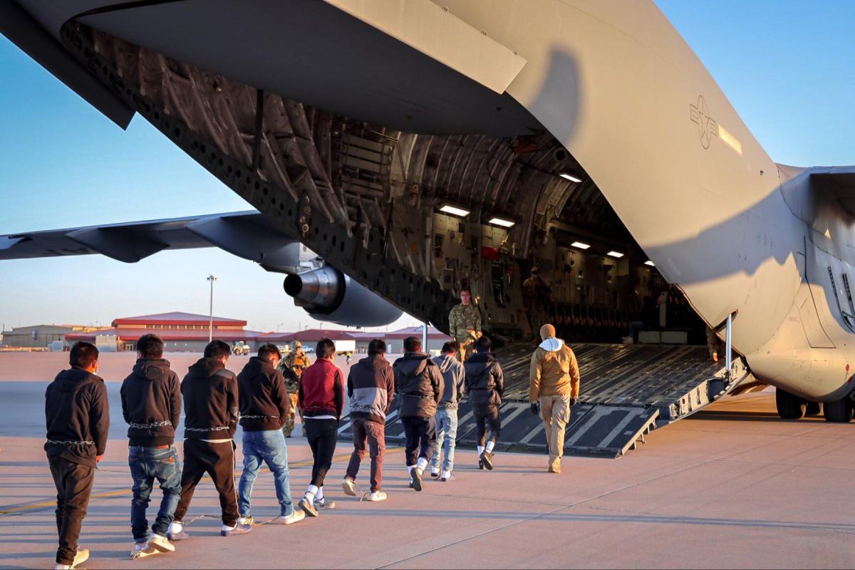 EEUU comienza la deportación de inmigrantes en aviones militares