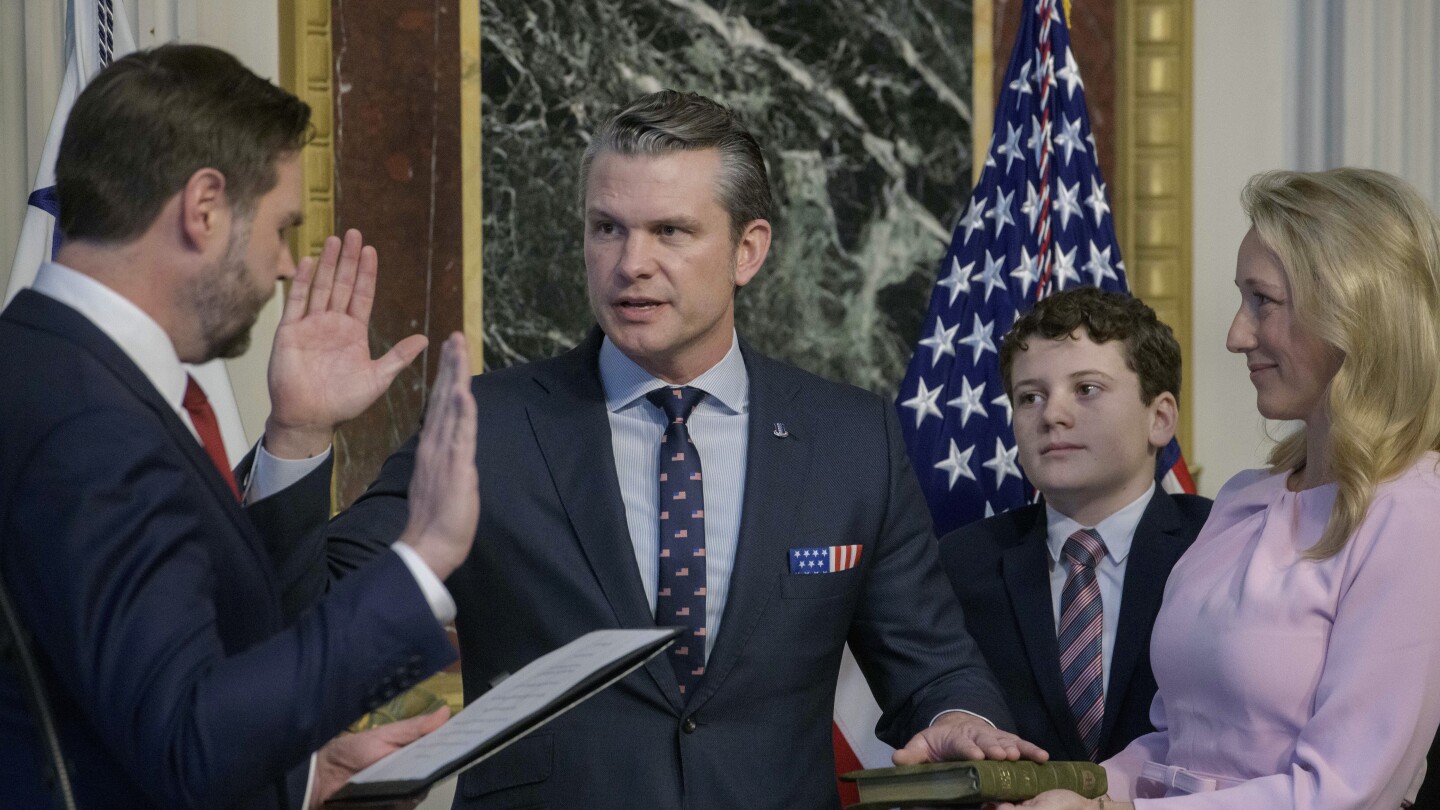 Hegseth presta juramento rápidamente como secretario de Defensa tras votación dramática en el Senado