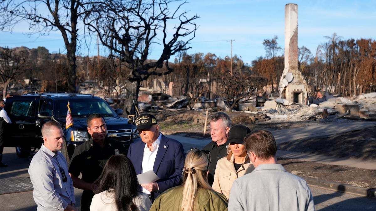 Trump matiza su discurso de división durante su visita a los incendios de California: “No puede haber una era dorada sin el Estado Dorado”