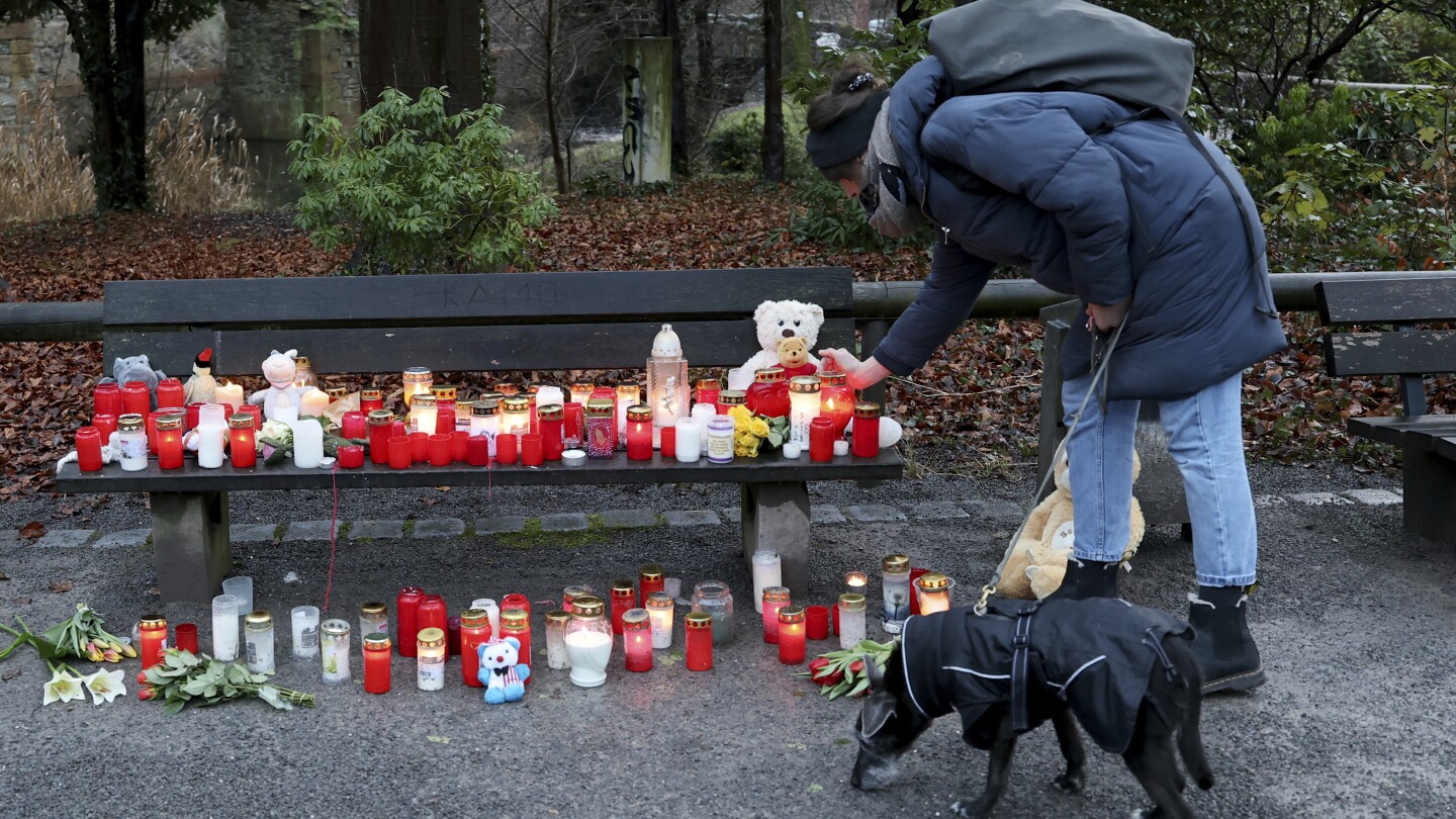 Alemania rinde homenaje a víctimas de apuñalamiento que provocó debate sobre inmigración