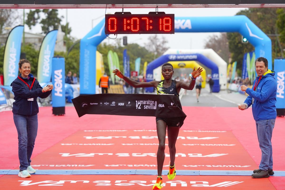 Chelangat pulveriza el récord del Medio Maratón de Sevilla