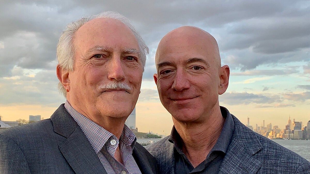 Emigró de Cuba en la “Operación Peter Pan”, estudió con becas para refugiados y ahora es multimillonario gracias a su hijo: así es Miguel Bezos