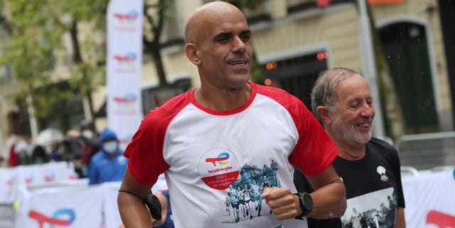 El tiempo de Reyes Estévez a los 48 en la Media Maratón de Sevilla